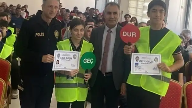 Konya'da görevli öğrenciler yeleklerini giydi