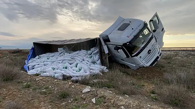 Konya'da gübre yüklü tır şarampole devrildi