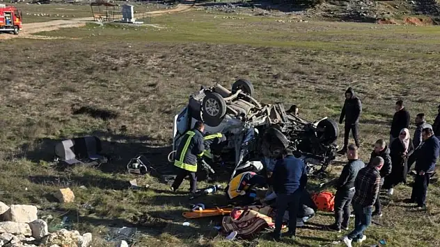 Konya'da hafif ticari araç ile otomobil çarpıştı: 2 ölü, 1 yaralı