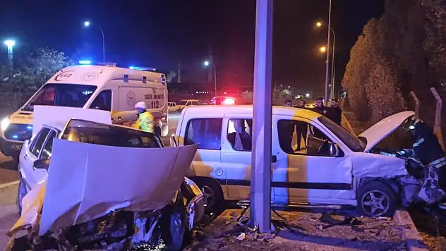 Konya'da hafif ticari araç ile otomobil çarpıştı: 2 yaralı