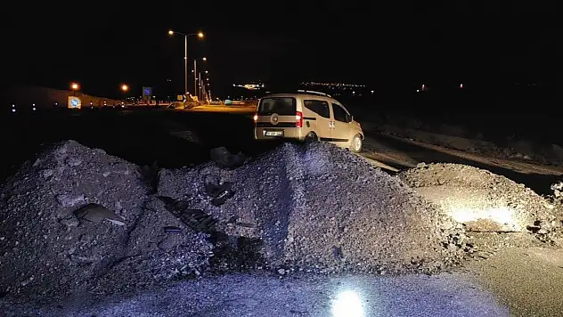 Konya'da hafif ticari araç kum yığınına çarptı: 1 yaralı
