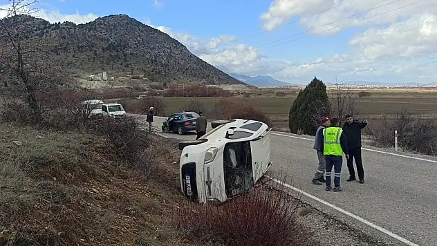 Konya'da hafif ticari araç otomobille çarpıştı: 1 yaralı