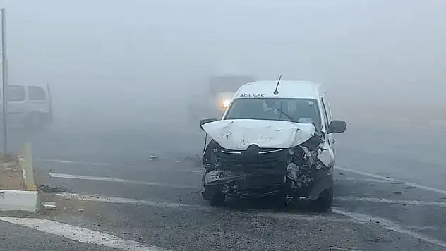 Konya'da hafif ticari araç servis aracına çarptı: 2 yaralı