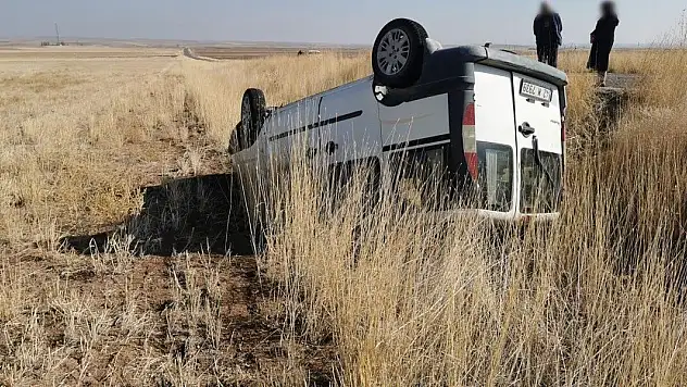 Konya'da hafif ticari araç takla attı: 2'si çocuk 3 yaralı