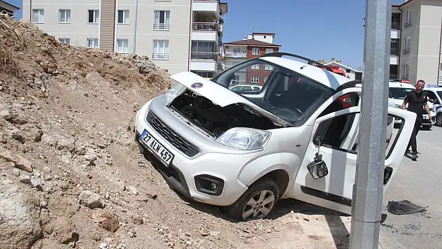 Konya'da Hafif Ticari Araç Toprağa Çarptı