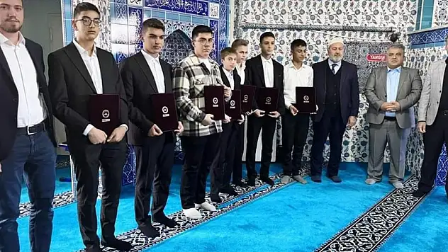 Konya'da hafızlık eğitimini tamamlayan öğrenciler belge aldı