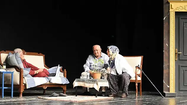Konya'da Huzurevi Sakinlerinden Sahnede Duygu Yüklü Tiyatro