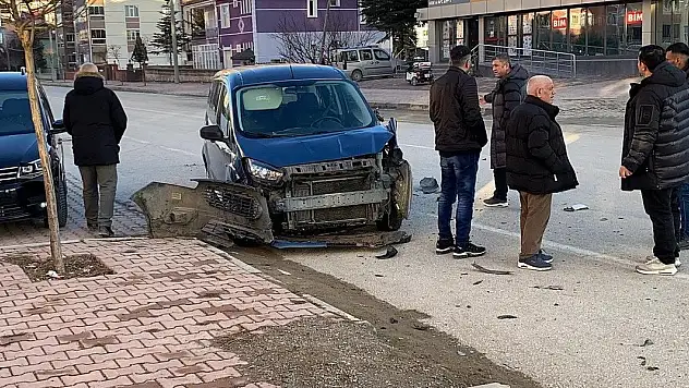 Konya'da iki araç çarpıştı! Maddi hasar oluştu!