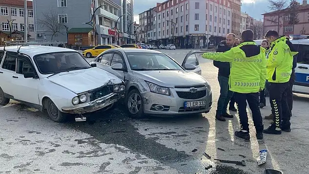 Konya'da iki otomobil çarpıştı: 2 yaralı