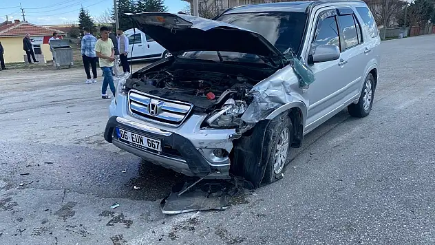 Konya'da iki otomobil çarpıştı, 6 kişi yaralandı