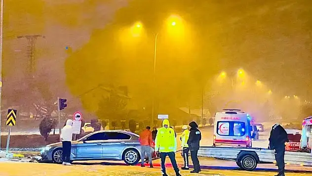 Konya'da iki otomobilin çarpışması sonucu 3 kişi yaralandı