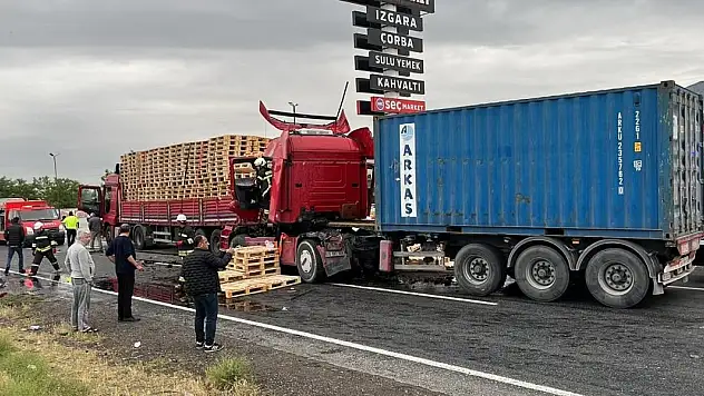 Konya'da iki tır birbirine girdi!