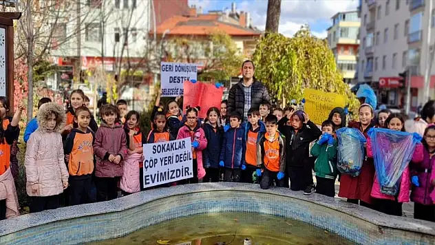 Konya'da ilkokul öğrencileri çevre için yürüdü