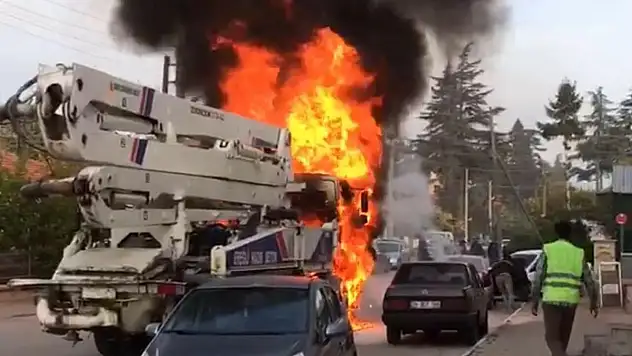 Konya'da iş makinesi sokak ortasında alev alev yandı!