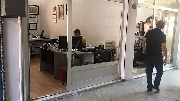 Konya'da iş yerinin camını kıran kişi gözaltına alındı