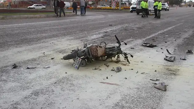 Konya'da işçi servisi ile çarpışan motosiklet alev aldı!