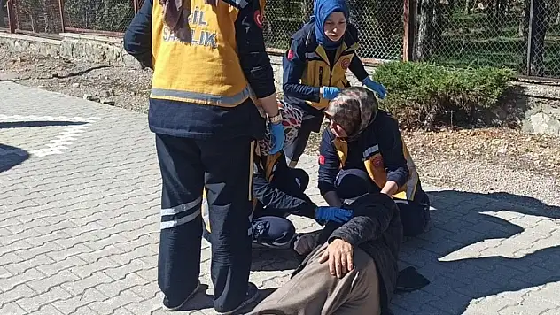 Konya'da kaldırıma çarpan motosiklet devrildi: 2 yaralı