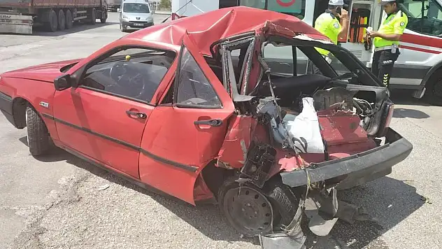 Konya'da kamyon otomobile çarptı: 2 yaralı