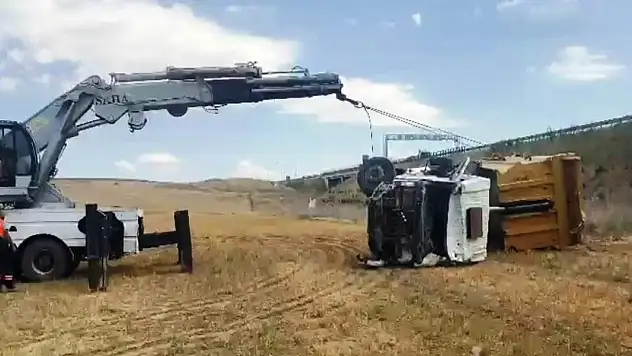 Konya'da kamyon şarampole devrildi: 2 yaralı