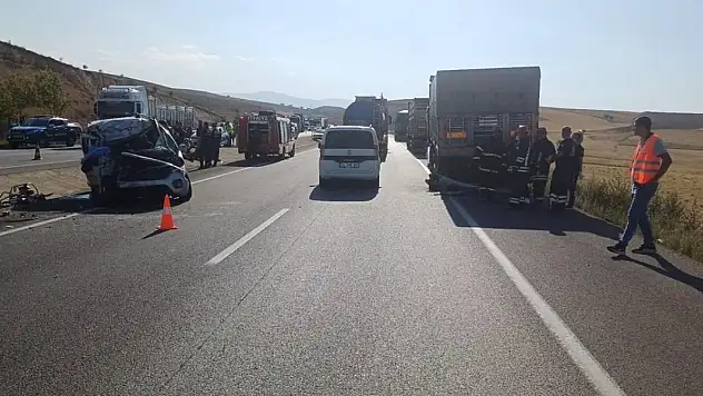 Konya'da kamyonet park halindeki tıra çarptı! 1 ölü!