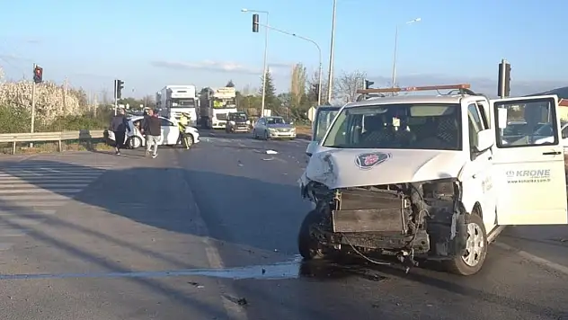 Konya'da kamyonet trafik ışıklarında bekleyen otomobile çarptı: 11 yaralı!