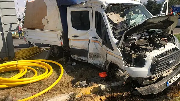 Konya'da kamyonetle tır çarpıştı: 2 yaralı