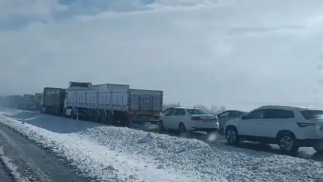 Konya'da kar, tipi ve buzlanma ulaşımı aksatıyor