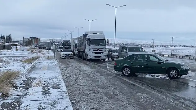 Konya'da kar yağışı ve tipi ulaşımı etkiliyor