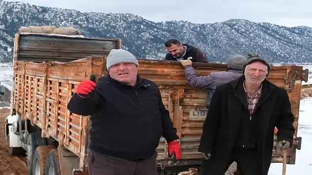 Konya'da karda mahsur kalan besiciler yol açılarak kurtarıldı