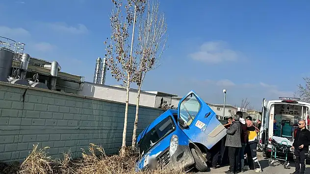 Konya'da kargo minibüsü yan yattı: 1 yaralı