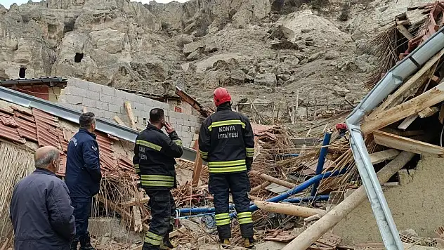 Konya'da kaya parçası ahırın üzerine düştü