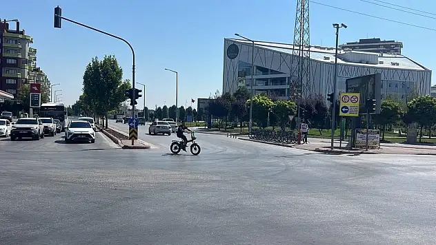 Konya'da kaza anları! Sürücü ters yoldan kaldırıma çıktı: 1 yaralı!