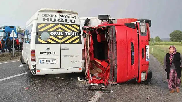 Konya'da kaza! Devrilen kamyon minibüsle çarpıştı: 14 yaralı