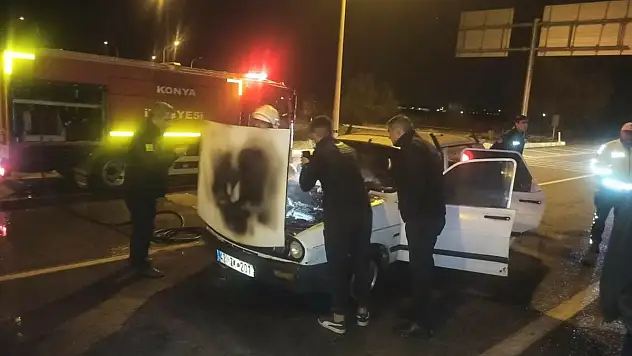 Konya'da kırmızı ışıkta bekleyen otomobilde yangın çıktı