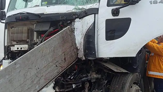Konya'da kırmızı ışıkta bekleyen tırın dorsesine tır çarptı: 1 yaralı!