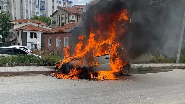 Konya'da kontağı çeviren sürücünün otomobili alev aldı!