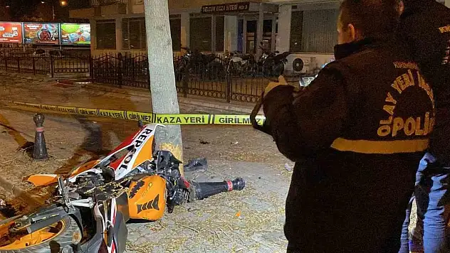 Konya'da kontrolden çıkan motosiklet ağaca çarptı: 1'i ağır 2 yaralı