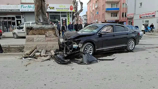 Konya'da kontrolden çıkan otomobil heykele çarptı