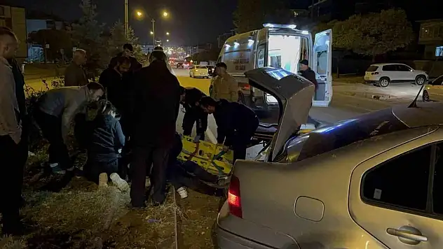 Konya'da kontrolden çıkan otomobil refüje çarptı: 1 yaralı