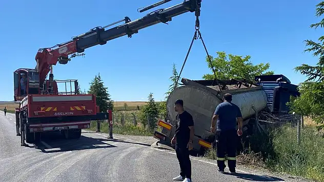 Konya'da kontrolden çıkan tır şarampole uçtu