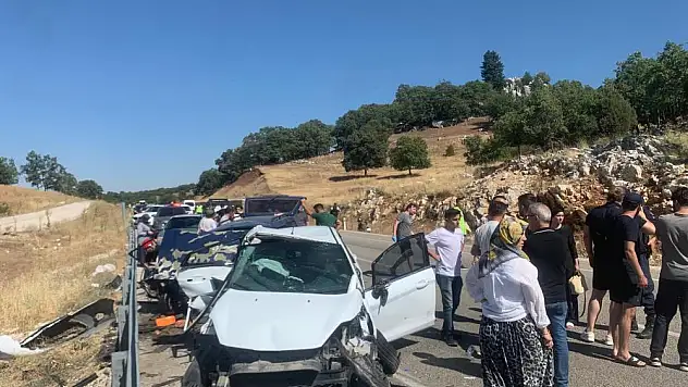 Konya'da korkunç kaza! 3 aracın karıştığı kazada çok sayıda yaralı var!