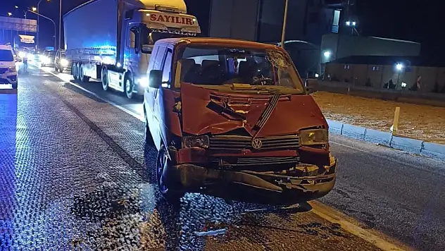 Konya'da Korkutan Kaza: Kamyonet Tıra Uçtu!