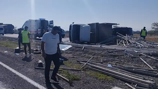 Konya'da lastiği patlayan kamyonet devrildi: 2 yaralı