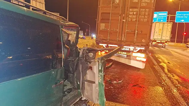 Konya'da minibüs ışıkta duran tıra arkadan çarptı: 2 yaralı!