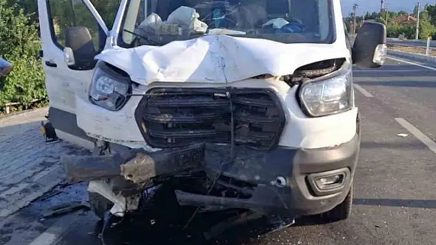 Konya'da minibüs otomobile arkadan çarptı: 3 yaralı
