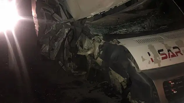 Konya'da minibüs tıra çarptı, 2 kişi yaralandı