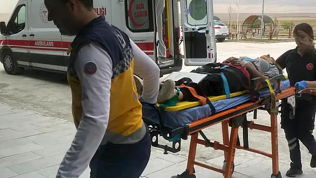Konya'da motosiklet kaldırıma çarptı: 2 yaralı