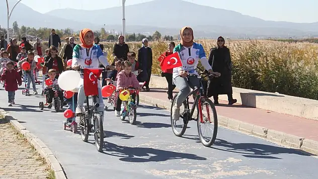 Konya'da öğrenciler cumhuriyetin 101. yıldönümü için pedal çevirdi