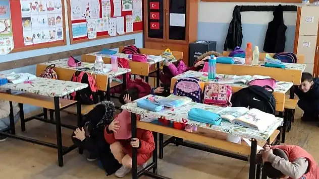 Konya'da öğrenciler deprem tatbikatı gerçekleştirdi