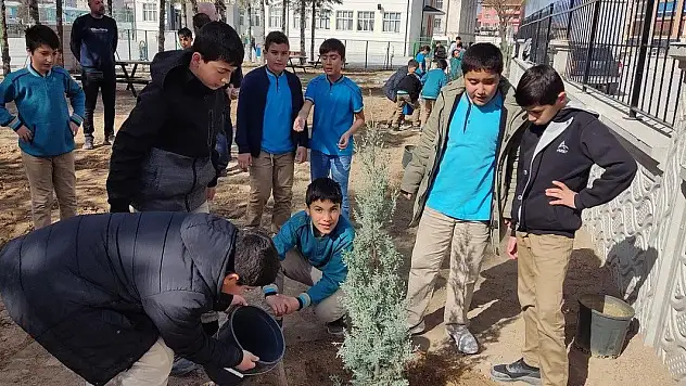 Konya'da öğrenciler fidan dikti